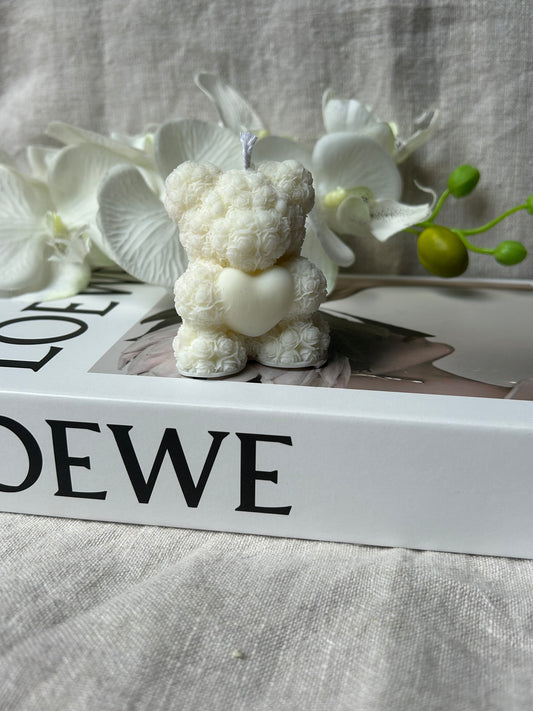 Vela Decorativa Oso con Corazón y Motivos Florales – Ternura Artesanal