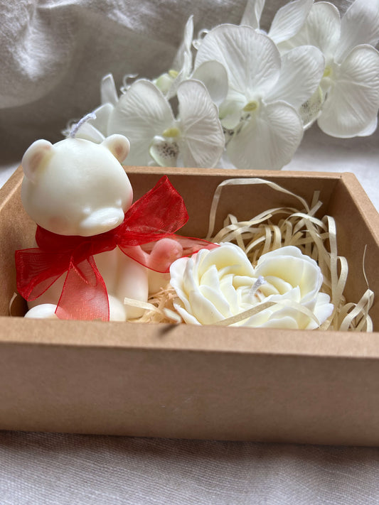 Pack de 2 Velas Decorativas – Osito y Flor en Forma de Corazón