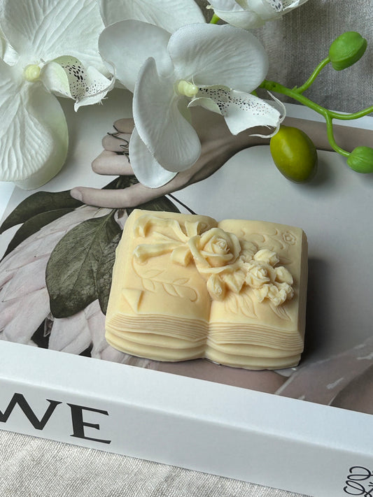 Vela Decorativa Libro Floral – Arte Literario y Natural